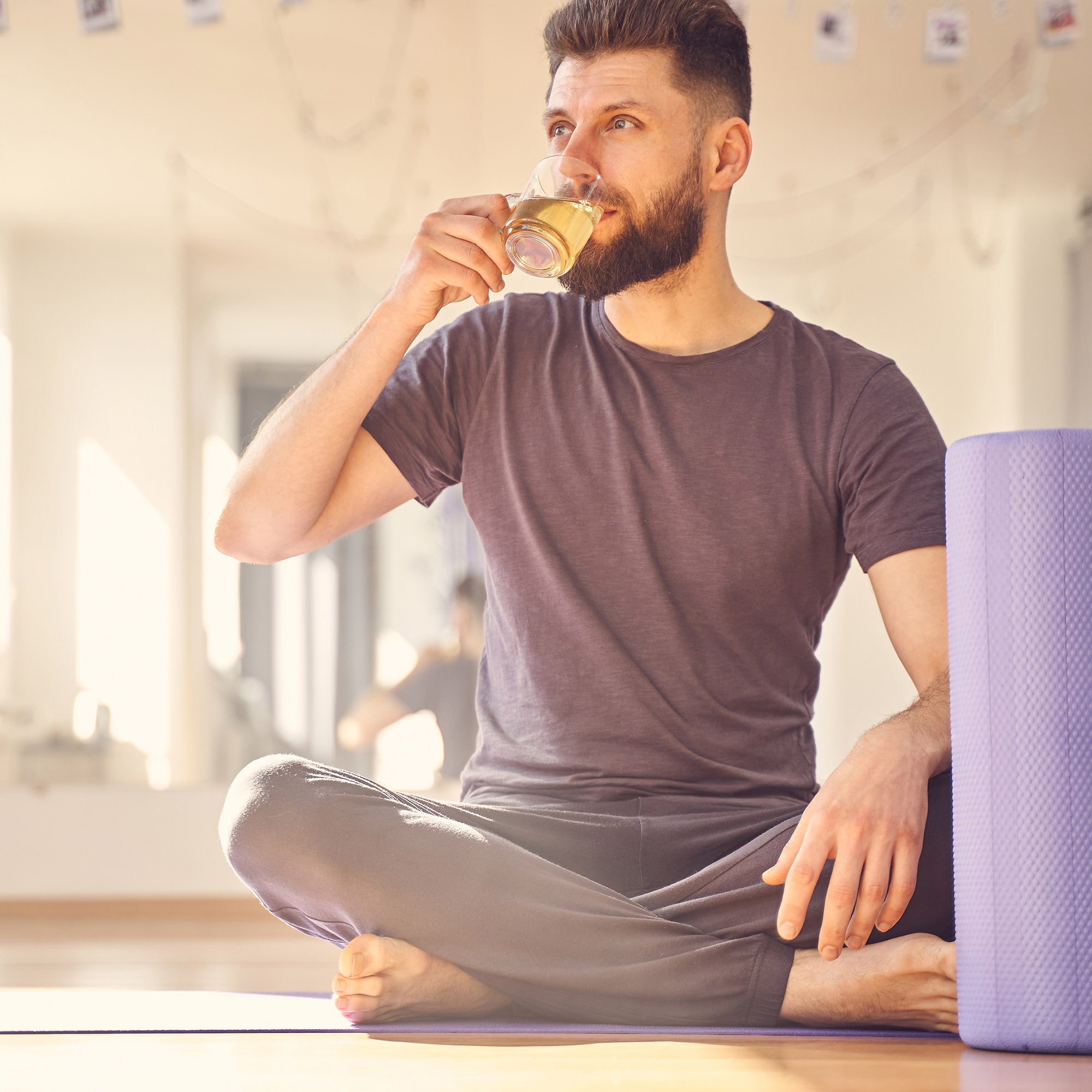 Mann trinkt einen MyNatur-Tee Male Power